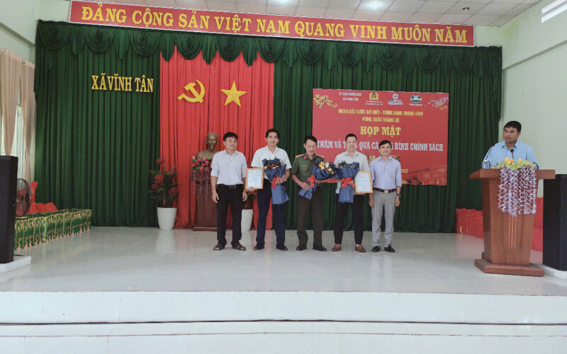 SCL TẶNG QUÀ CHO CÁC GIA ĐÌNH CHÍNH SÁCH NHÂN DỊP TẾT NGUYÊN ĐÁN ẤT TỴ NĂM 2025